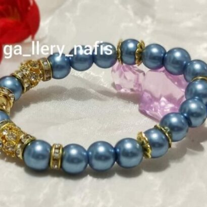 دستبند مهره کد 1035 ✅ دستبند بسیار زیبا ✅ فری سایز و ساخته شده با مروارید ابی ✅ رینگ و توپی طلایی ✅ قابل اجرا در رنگ بندی های متنوع ✅ ارسال به سراسر ایران شما می توانید برای مشاهده نمونه محصولات و میزان رضایتمندی مشتریان همیشگی ما در مورد این محصول به پیج اینستاگرام @ga_llery_nafis مراجعه کنید.