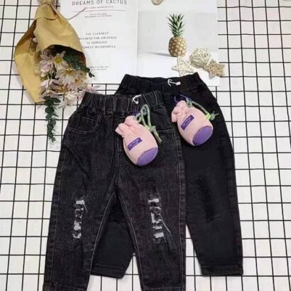 شلوار كتان طرح جین کد 3130 -  پخش پوشاک بچگانه ستایش قشم درگهان ✅ پخش عمده انواع پوشاک بچه گانه ،دخترانه و پسرانه ✅ وارد كننده مستقیم شيك ترين و بهترين مدلهاي روز دنيا ✅ عرضه جديدترين مدل های لباس بچگانه با مناسبترین قیمت ✅ فروش فقط به صورت عمده و همکاری ✅ ارسال به سراسر ایران شما می توانید برای مشاهده محصولات و میزان رضایتمندی مشتریان همیشگی ما در اینستاگرام به پیج @setayesh_store22 و در تلگرام به کانال @setayeshstore مراجعه کنید.